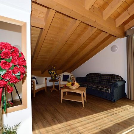 La Casa Al Noce Aparthotel Mezzana  Buitenkant foto