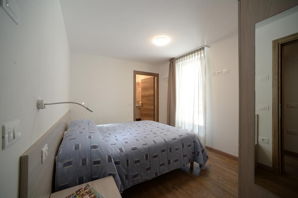 La Casa Al Noce Aparthotel Mezzana  Kamer foto