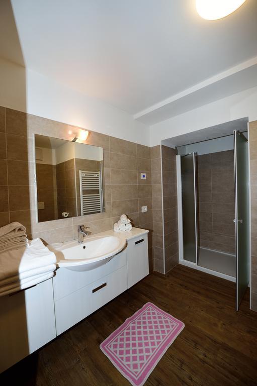 La Casa Al Noce Aparthotel Mezzana  Buitenkant foto