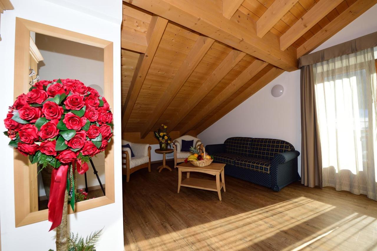 La Casa Al Noce Aparthotel Mezzana  Buitenkant foto