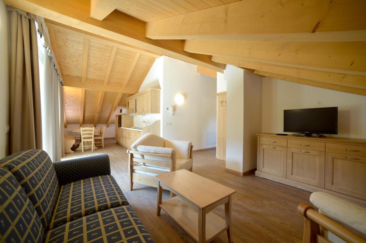 La Casa Al Noce Aparthotel Mezzana  Buitenkant foto
